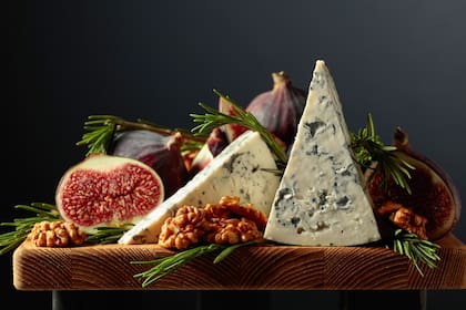 El queso generalmente contiene menos lactosa que la leche, pero algunas variedades tienen más que otras