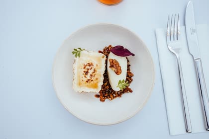 Queso de cabra, granola especiada, sorbet frutal