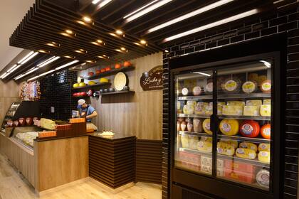 Quesos de Usina Láctea El Puente. Atención cálida y personalizada en el "quincho de Lucho y Kuky".