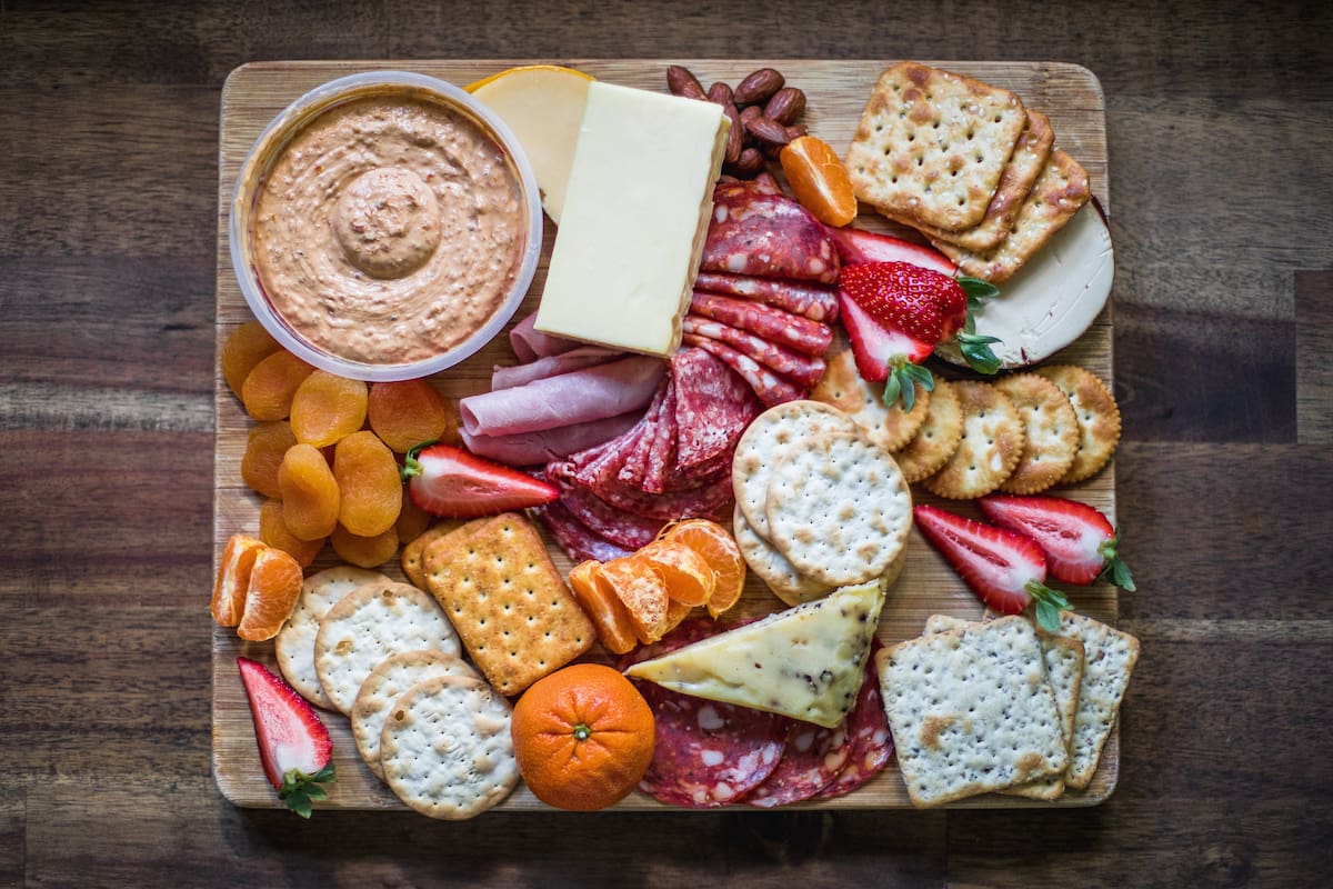 Quesos, fiambres, conservas, panificados, dips e infaltables para armar una picada en casa.