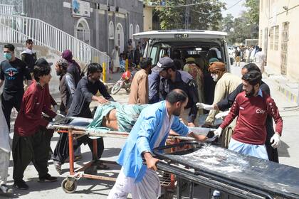Voluntarios llevan a una víctima de la explosión en una camilla a un hospital en Quetta el 29 de septiembre de 2023, después de un atentado suicida en el distrito de Mastung.
