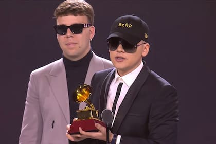 Quevedo junto a Bizarrap, recibiendo un premio en los Latin Grammy de 2023