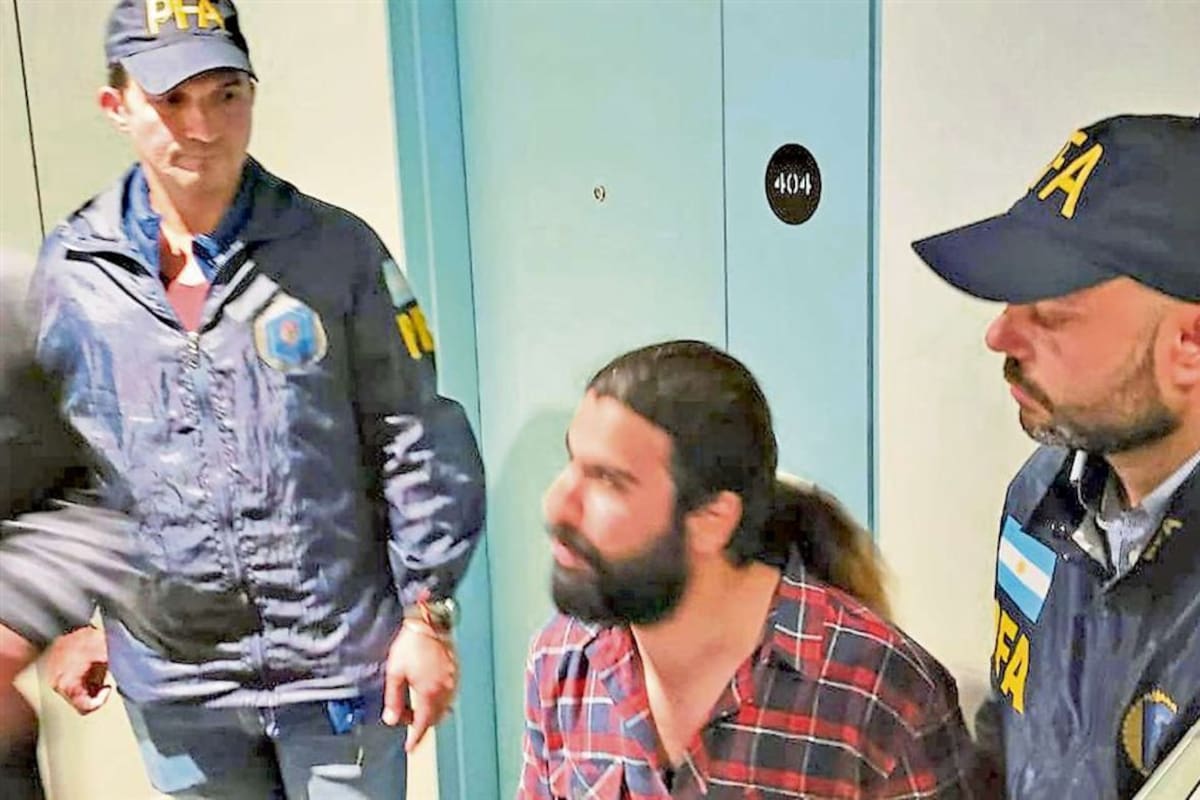 Quien dice llamarse Sajjad Naserani, tras ser detenido por la Policía Federal