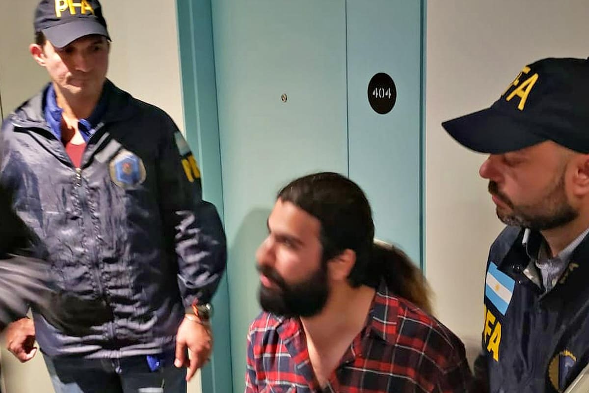 Quien dice llamarse Sajjad Naserani, tras ser detenido por la Policía Federal