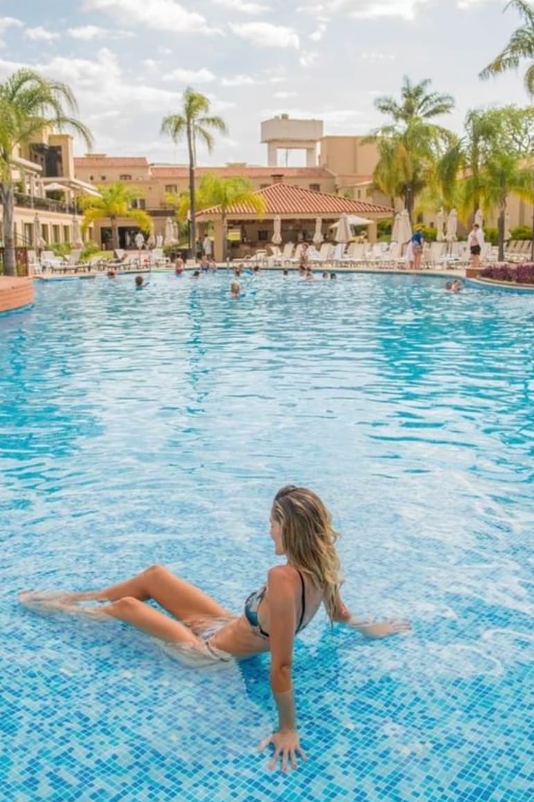¿Quién dijo que hace falta viajar fuera del país para disfrutar del formato "todo incluido"? Los Pinos es uno de los resorts locales que demuestran lo contrario.