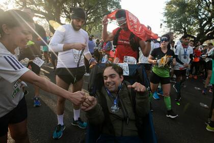 ¿Quién empuja a quién? Es la pregunta que se hace Eduardo Baixauli, el ultramaratonista que es el guía de Ezequiel, el triatleta con parálisis cerebral