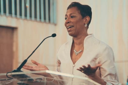 Quién es Adrianne E. Adams, la compañera de fórmula de Kathy Hochul para las elecciones de 2026 en Nueva York