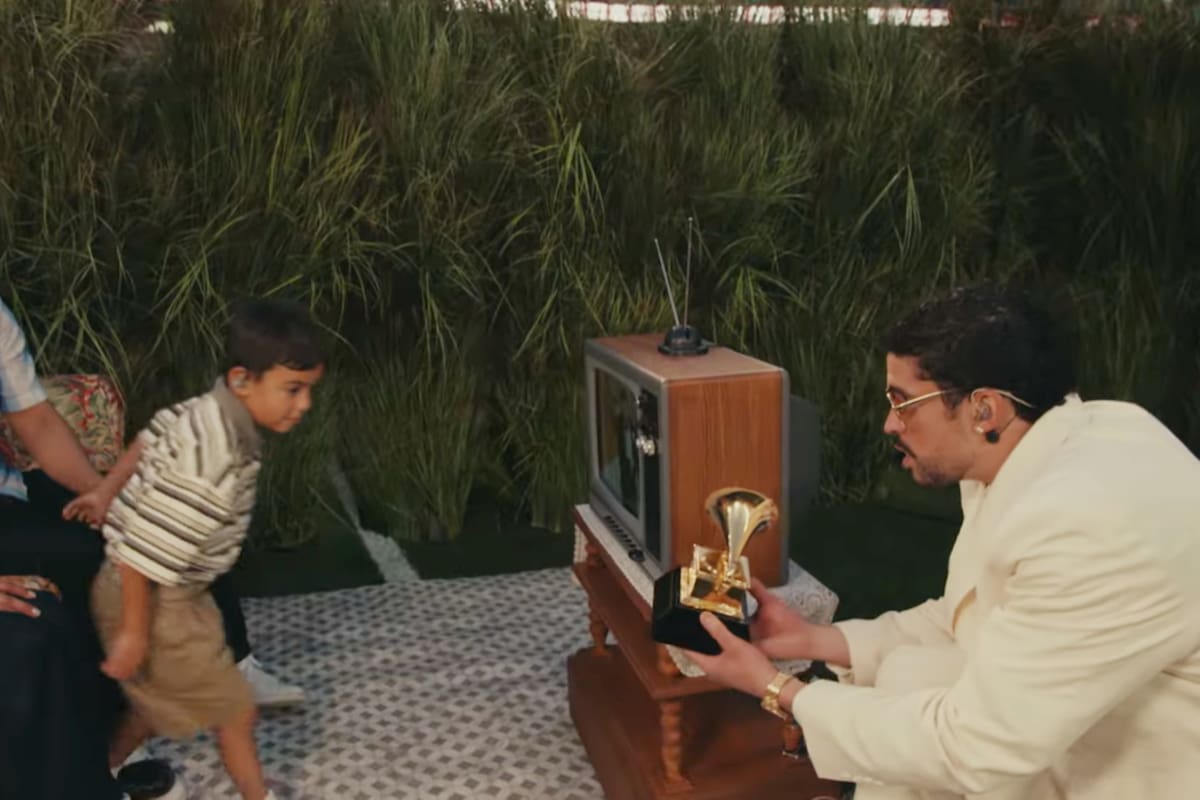 Quién es el niño con familia argentina al que Bad Bunny le dio su Grammy en el show del medio tiempo del Super Bowl