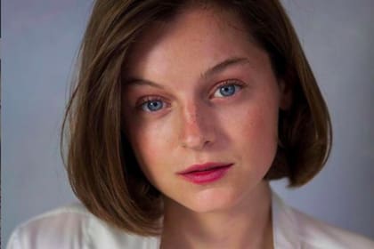 Quién es Emma Corrin, la joven actriz encargada de interpretar a Lady Di en la cuarta temporada de The Crown