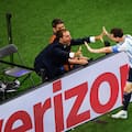 Quién es el periodista argentino que festejó con Messi el segundo gol y tiene la foto de su vida