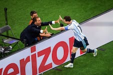 Quién es el periodista argentino que festejó con Messi el segundo gol y tiene la foto de su vida