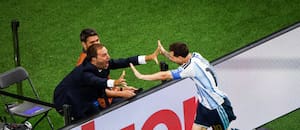 Quién es el periodista argentino que festejó con Messi el segundo gol y tiene la foto de su vida