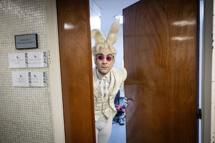 "¿Quién es?": Juan Pablo Ledo, con chaleco y reloj de bolsillo, abre la puerta de su camarín para mostrar su metamorfosis
