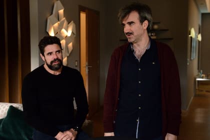 Los protagonistas masculinos de la ficción: Luciano Castro como Manuel, un CEO que trabaja en la empresa de Jazmín; y Daniel Hendler como Ernesto, un artista visual que le vende su obra a la misma mujer