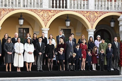 Quién es quién. En primera línea: Camille Gottlieb, Pauline Ducruet, Marie Chevallier, Louis Ducruet, Alexandra de Hannover, Beatrice Borromeo, Francesco Casiraghi, Stefano Casiraghi, Pierre Casiraghi, Raphaël Elmaleh, Charlotte Casiraghi, Balthazar Rassam, India Casiraghi, Maximilian Casiraghi, Tatiana Santo Domingo, Sacha Casiraghi y Andrea Casiraghi acompañaron a Alberto y Charlene.