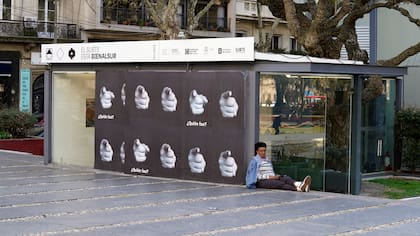 "¿Quién fue?", pregunta la obra de Graciela Sacco, en la fachada del espacio de exposiciones Subte, de Montevideo