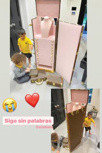Quien más contenta se puso con la novedad fue la pequeña Alana Martina, que jugó fascinada con los accesorios del baúl mientras su hermano Mateo corría alrededor.