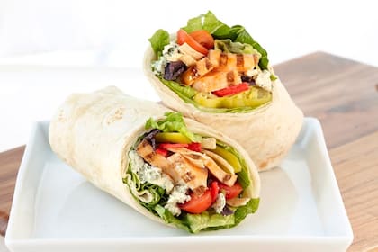 ¿Quién no se chorreó hasta el codo comiendo un wrap con la mano? Amamos esta variante del burrito y todos sus parientes: el crepe, la fajita y el roll.