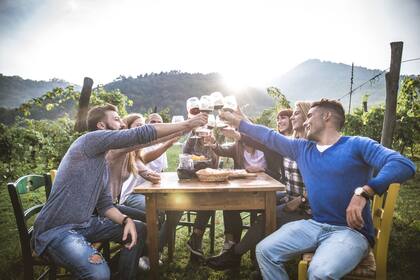 Quien nos acompaña en la mesa también repercute en si algo nos parece rico o no