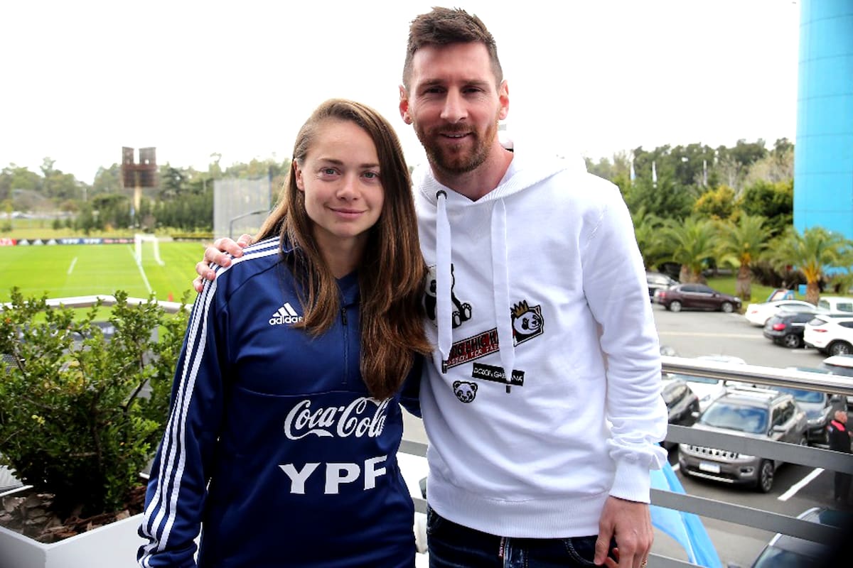 ¿Quién posa junto a Estefanía Banini, la capitana de la selección? Su colega Lionel Messi.