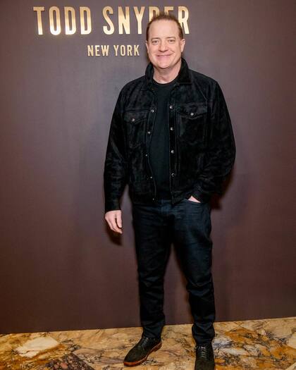 Quien sorprendió sentado en las primeras filas de los desfiles de New York Fashion Week fue Brendan Fraser. El actor -éxito de los 90s y quien logró un premio Oscar por "La Ballena" en 2023-, se mostró orgulloso siguiendo los pasos de su hijo modelo, Holden Fraser, en el desfile de Todd 's