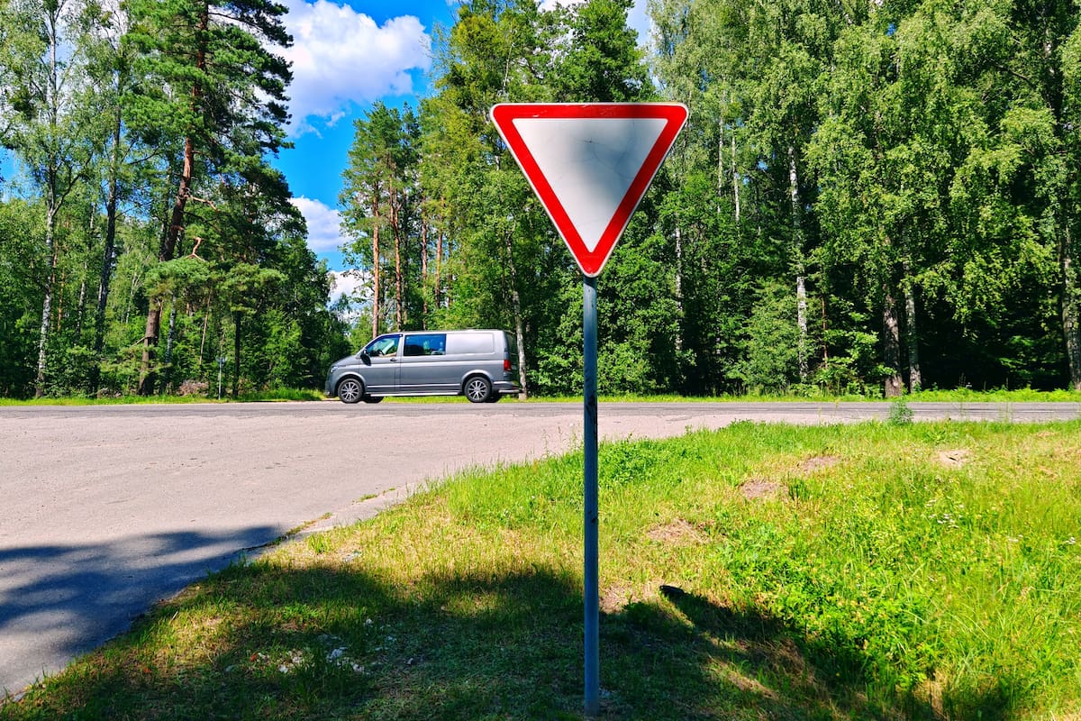 Quien visualiza esta señal debe ceder el paso