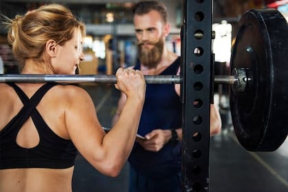 Quienes buscan aumentar su masa muscular deben enfocarse en rutinas que impliquen más peso y menos ejercicio cardiovascular