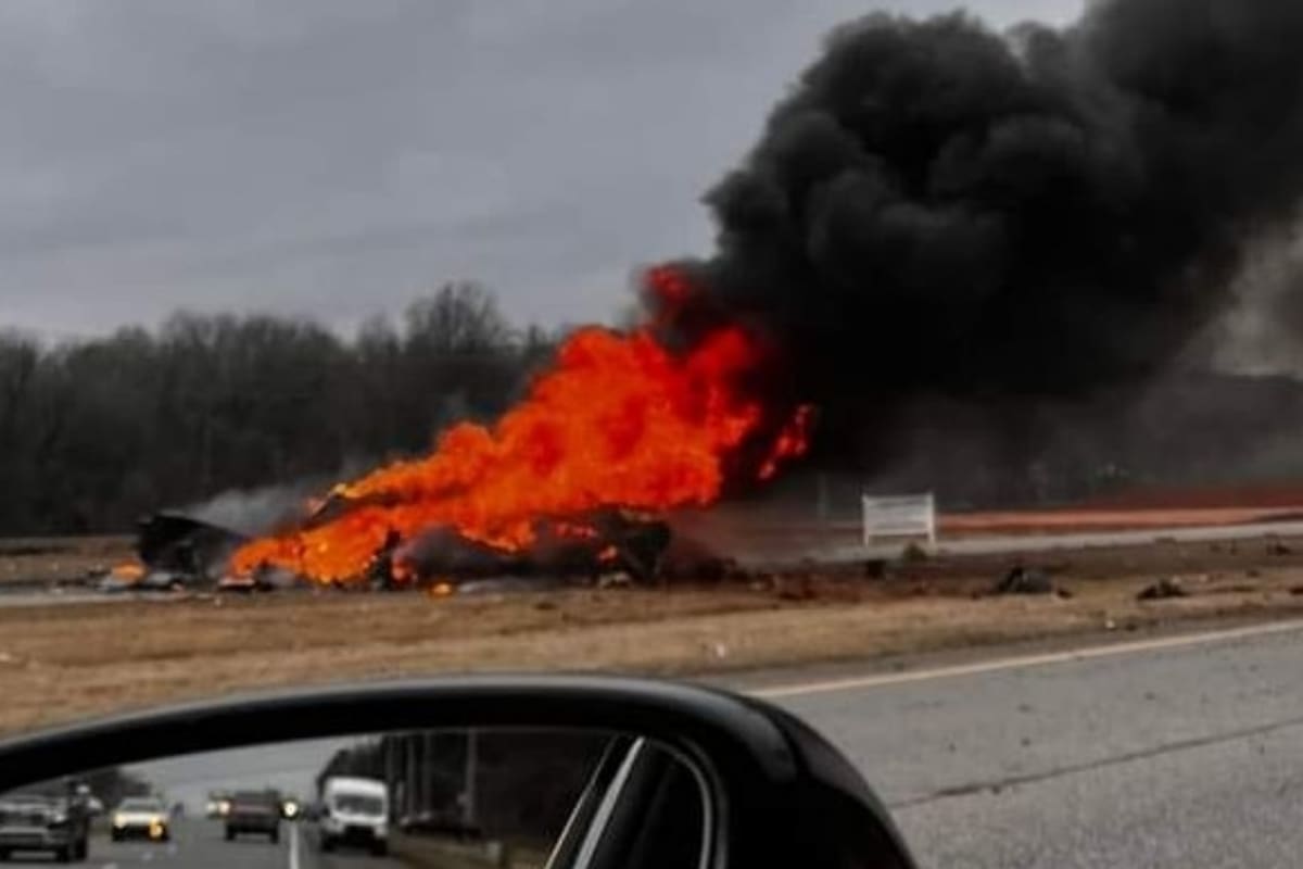 Quienes circularon por la autopista 53 cerca de la ciudad de Huntsville, Alabama, pudieron ver los restos del helicóptero