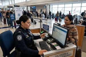 Los residentes permanentes que deben revisar su historial antes de viajar fuera de EE.UU.