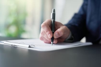 Quienes deciden firmar solo con su inicial suelen mostrarse como personas más descontracturadas