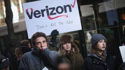 Quienes defienden la neutralidad de internet argumentan que eliminarla beneficiará a proveedores de banda ancha como Verizon, Comcast y AT&T