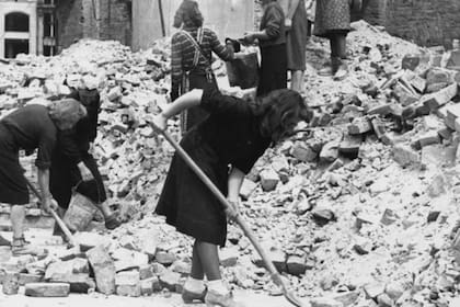 Quiénes eran las “Trümmerfrau” y por qué fueron fundamentales para la reconstrucción de Alemania después de su derrota en la II Guerra Mundial