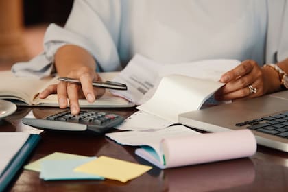 Quienes ganan US$700 deben saber cuánto les retiene el IRS todos los meses