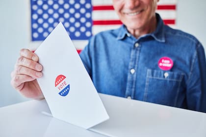 Quienes hayan cumplido su sentencia de prisión por un delito grave en su totalidad, o se encuentren en libertad condicional, o hayan recibido una sentencia sin cárcel, sí pueden votar, pero deben reinscribirse en el registro electoral para quedar habilitados