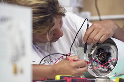 Quienes los ofrecen aseguran que la movida tiene alto impacto social y ambiental; en la foto, Romina Arismende, de Electrotec, una de las unidades productivas de Newsan IN