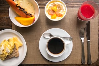 A qué hora es mejor desayunar y qué alimentos recomiendan incluir en la primera comida del día