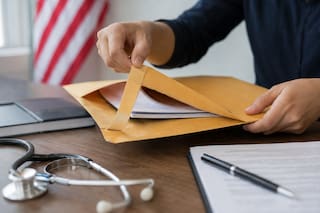 El cambio para el examen médico de la green card: cuándo el Uscis pide abrir el sobre sellado del I-693