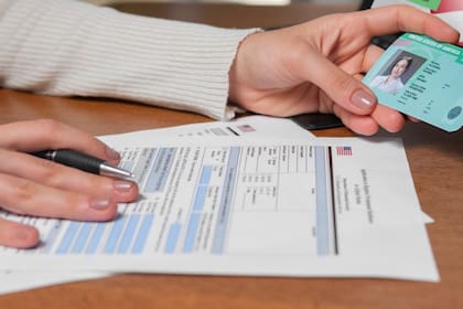 Quienes solicitan una exención de tarifas no pueden completar el proceso digitalmente