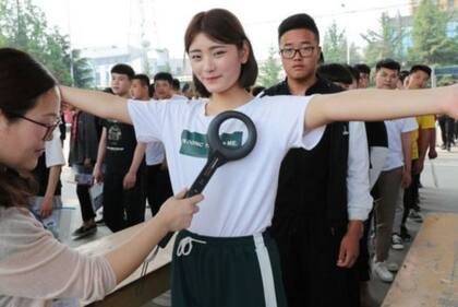 Quienes toman el gaokao deben someterse a estrictas medidas de seguridad. (Lianyungang, China, 2018)