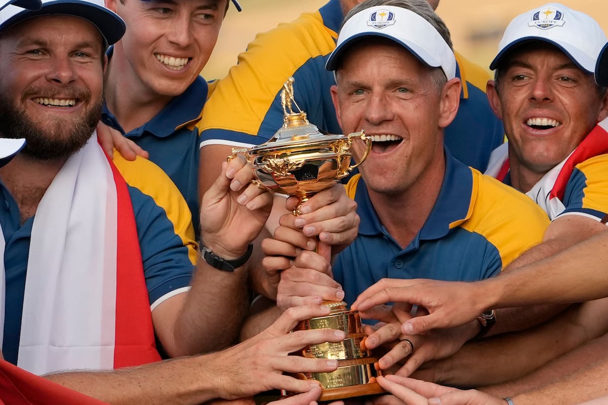Quieren repetir: El capitán europeo Luke Donald (centro) y el resto del equipo de la Copa Ryder alzan el trofeo tras derrotar a Estados Unidos en el campo Marco Simone Golf Club en Guidonia Montecelio,de Roma, el 1 de octubre de 2023. (AP Foto/Alessandra Tarantino)