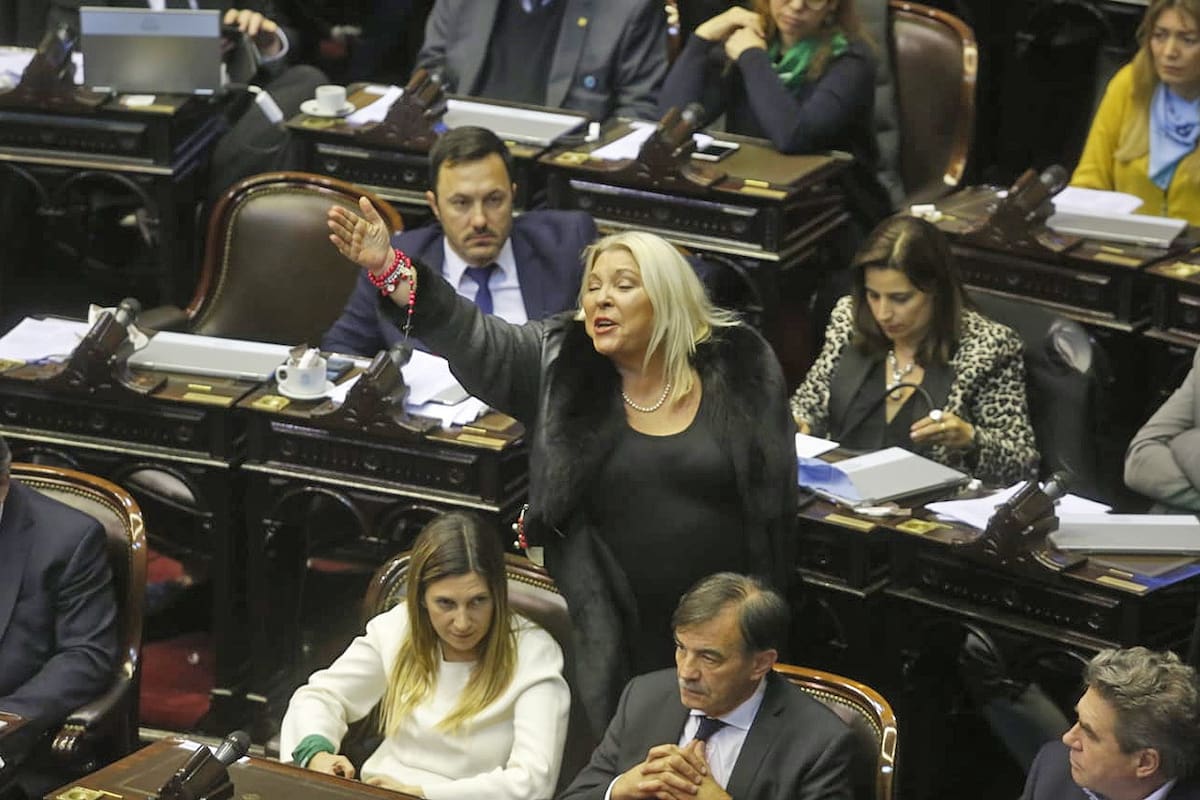 “Quiero dar una explicación porque represento a una parte de la sociedad que me ha votado”, afirmó antes de retirarse