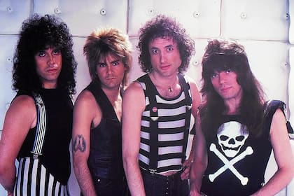 En los 80, Quiet Riot retomó el éxito de Slade de los 70, lo embebió del sonido de la época y dio la vuelta al mundo gracias a una nueva versión de "Come on Feel the Noise", o "Cum on Feel the Noize"