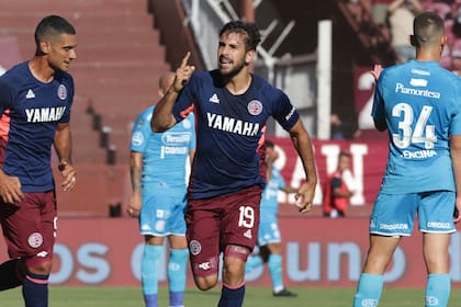 Quignón celebra su gol, que estableció el 1-0 parcial. Lanús ganó con comodidad.