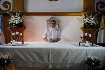 Quijano, en el altar donde celebraba misa cuando, según dijo, vio el rostro de Jesús; habla de "gracia", no de milagro,"Así estaba sosteniendo la hostia", contó