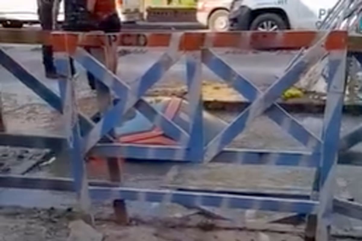 Quilmes: perdió el control del auto y se hundió en el pozo de una obra donde había agua