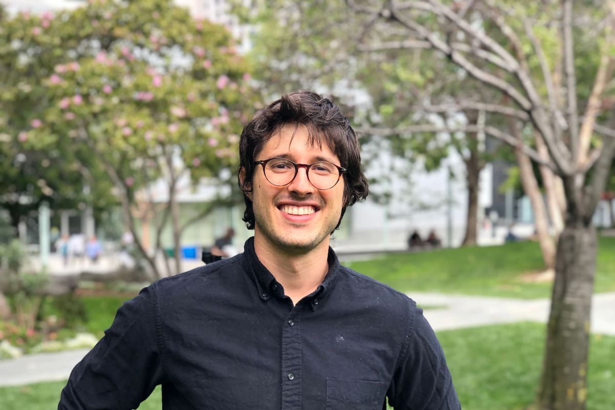 Quim Sabrià, uno de los cuatro fundadores de Edpuzzle, junto a su sede en Mountain View (California)