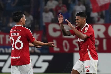 Química granate: Inter de Porto Alegre tiene de lateral derecho a Braian Aguirre y por la izquierda a Alexandro Bernabei.
