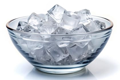 Químicos de la Universidad de California Davis han desarrollado un material reutilizable y compostable a partir de gelatina que se comporta como los cubitos de hielo, pero que no gotea al descongelarse