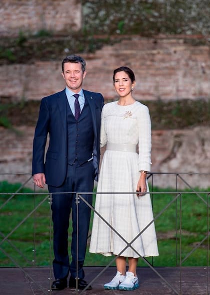 Quince años después del pedido de mano, la pareja volvió en visita oficial a Italia, y recordó el momento. “El príncipe Federico quería llevarme a un lugar especial, pero cuando llegamos, de repente vio que había mucha gente a nuestro alrededor”.
