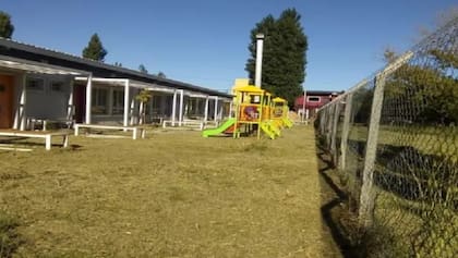 Quince niños estaban en el patio del Jardín de Infantes Nº 27 de Valentina Sur cuando comenzaron a escucharse los disparos